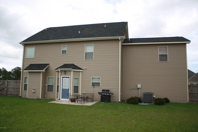 Building Photo - 302 SW Plantation Dr