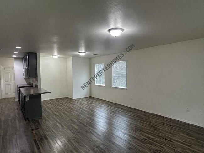 Building Photo - 502 S Xanthus Ave