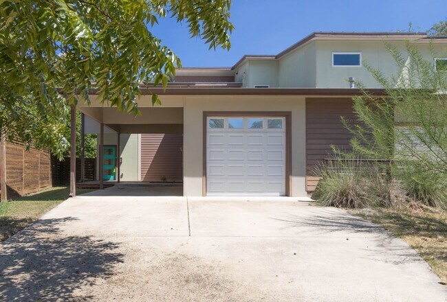 Building Photo - 1702 Forest Hill Dr