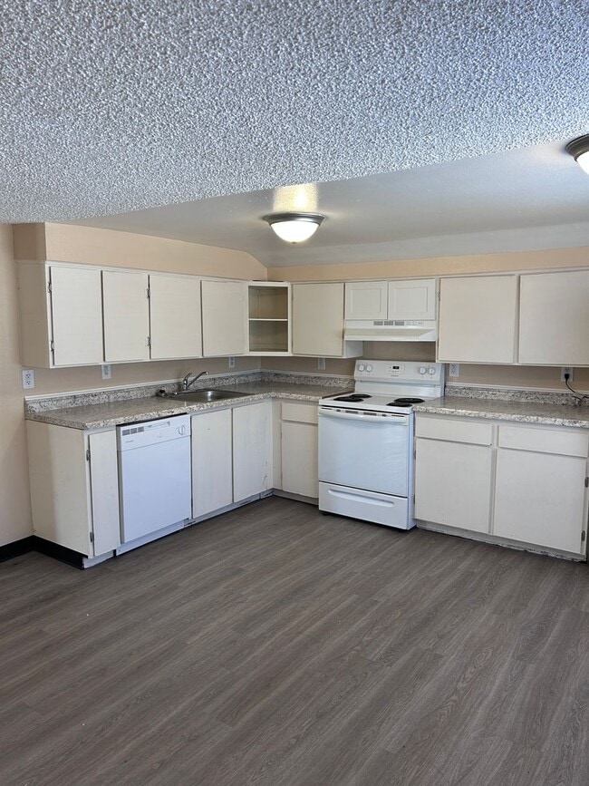 Building Photo - 2101 W Mallon Ave