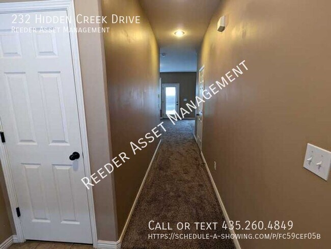 Foto del edificio - 232 Hidden Creek Dr