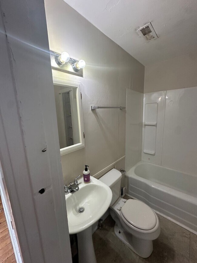Building Photo - Beautiful and Spacious 2 BR 1 BA Apartment...