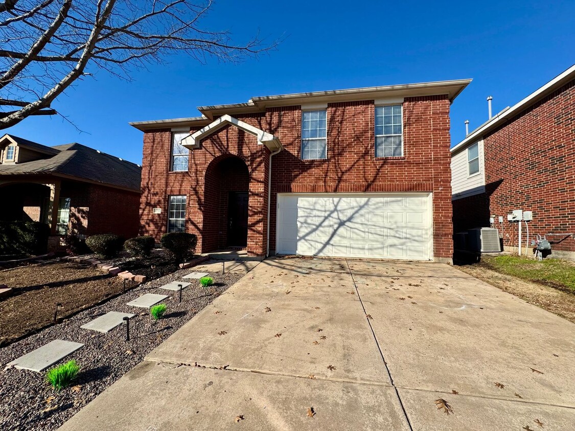 Foto principal - 4 spacious bedrooms 2.5 bath home with 3 l...