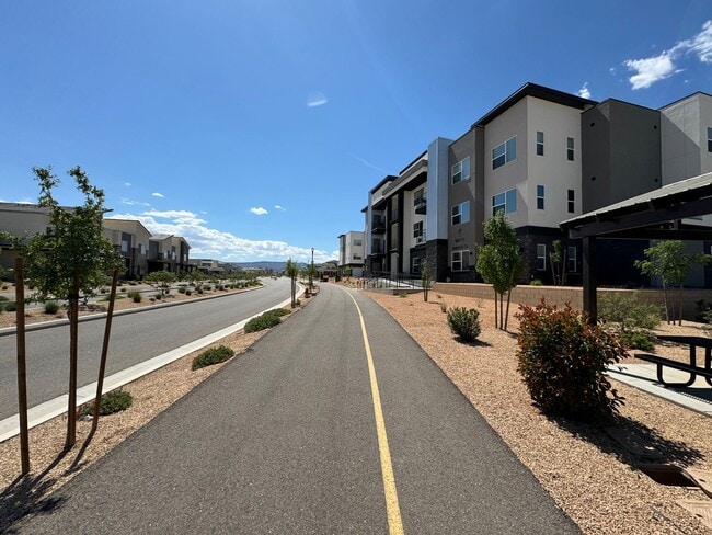 Building Photo - Desert Color Condo! Furnished!