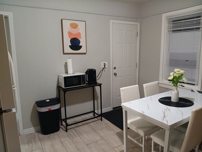 Building Photo - 125 Salina St