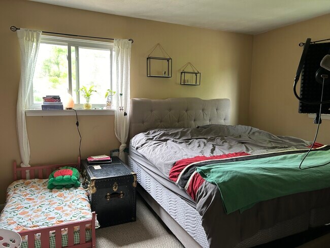 Master Bedroom with double closet (Level 2) - 5465 Marsh Rd