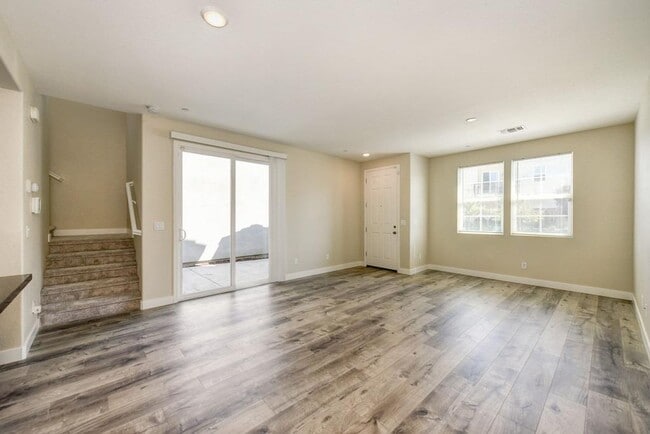 Foto del edificio - 3 Bed 2.5 Bath 2 Car Garage in Natomas