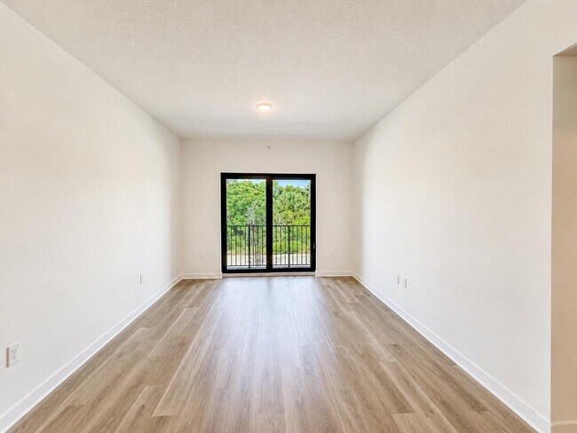 Foto del edificio - 4250 Lakewood Rd