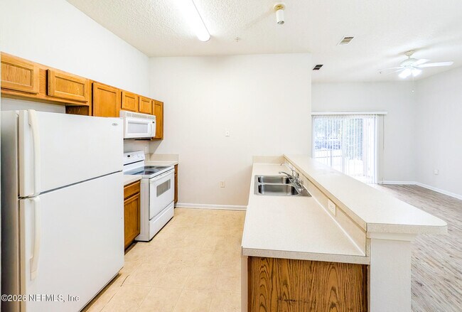 Foto del edificio - 7920 Merrill Rd