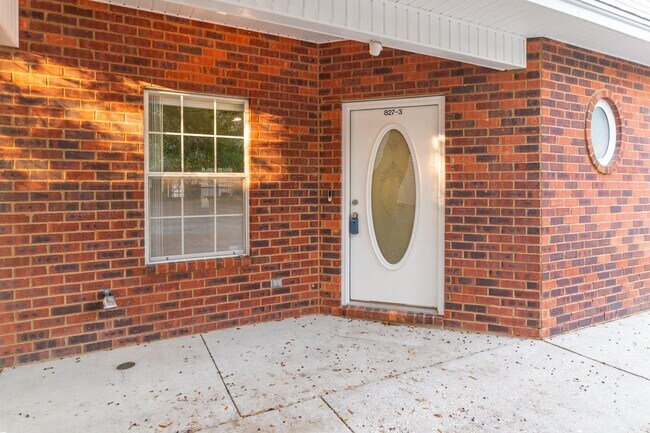 Foto del edificio - 827 Fairview Dr