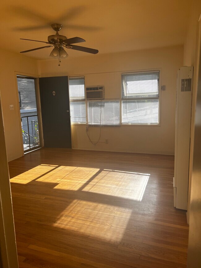 Entry/Living Room - 417-419 E Palm Ave