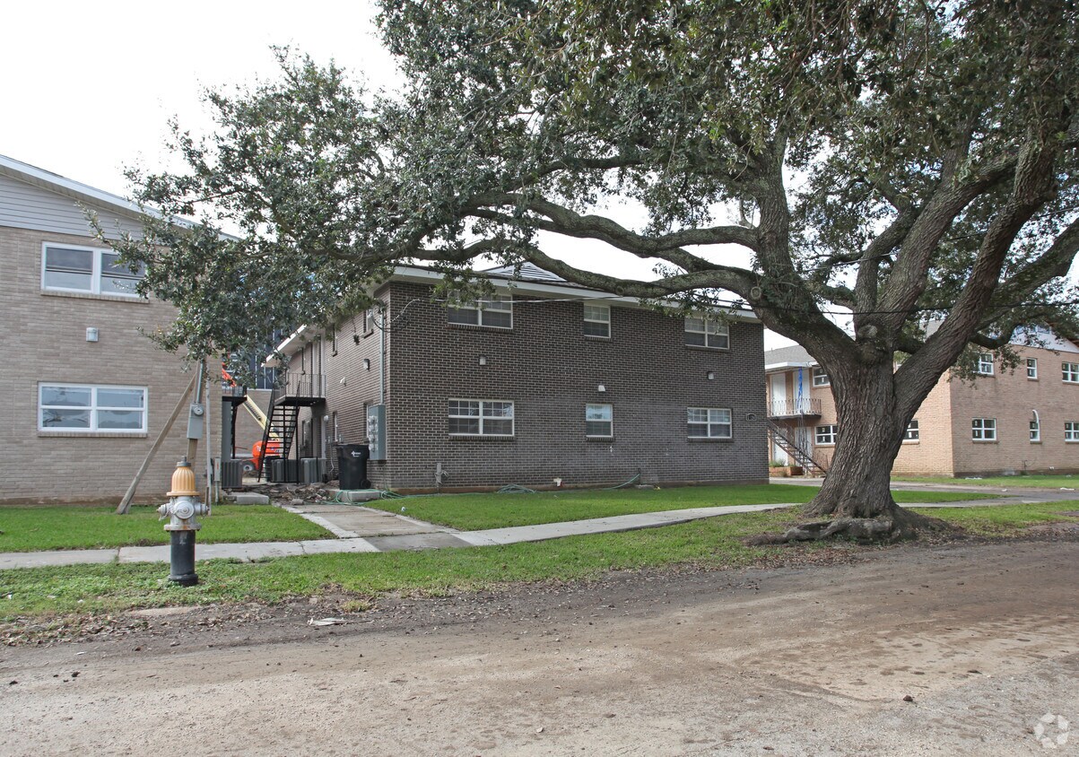 Building Photo - 1524 Aviators St