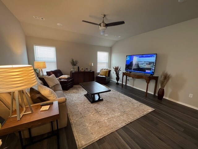 Fabulosa sala de estar con techo abovedado - 2904 Emil Dr