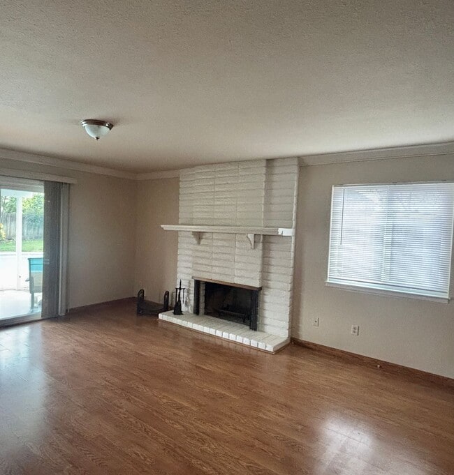 Building Photo - 5958 Jeanine Dr