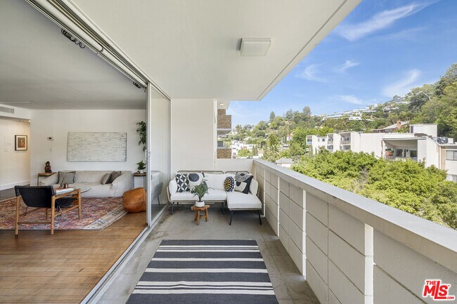 Foto del edificio - 8787 Shoreham Dr