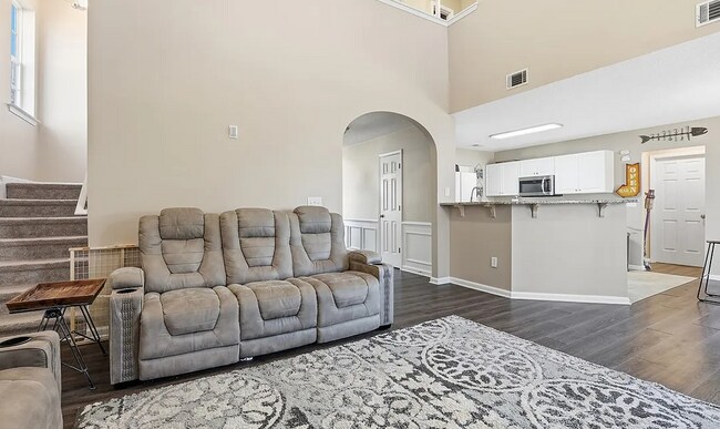 Foto del edificio - Close to Parks, Shops & Schools — Live Where Convenience Matters
