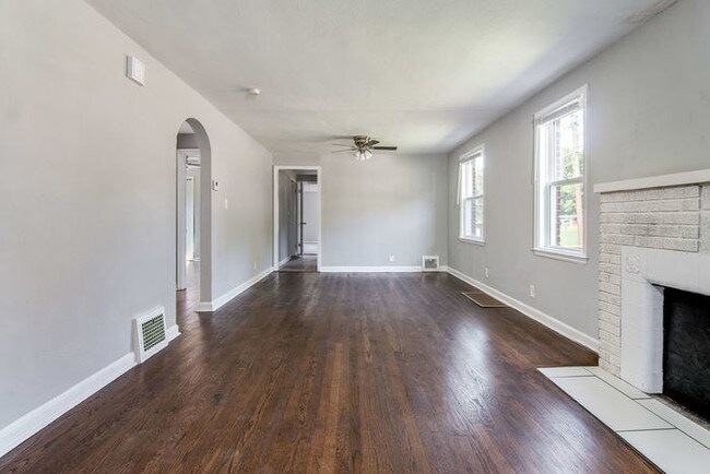 Building Photo - 3 Bed 2 Bath Brick Home