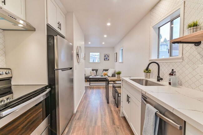 Foto del edificio - Beautiful top floor 1 bedroom 1 bathroom apartment on Lower Queen Anne