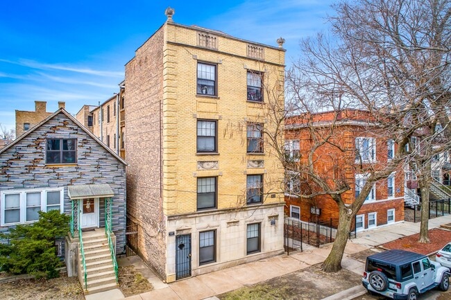 Building Photo - 3620 N Marshfield Ave