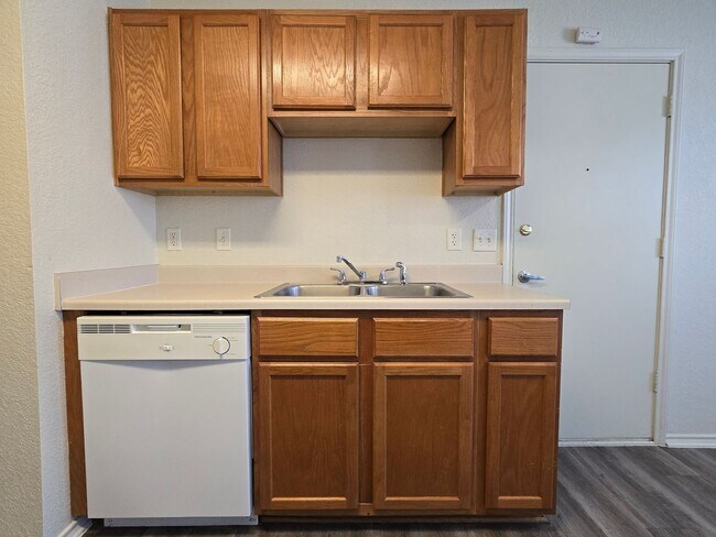 Building Photo - 3303 Driftwood Dr