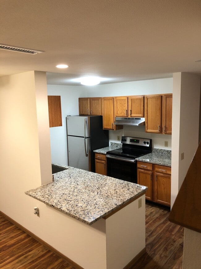 Building Photo - Prairie Oaks Apartments