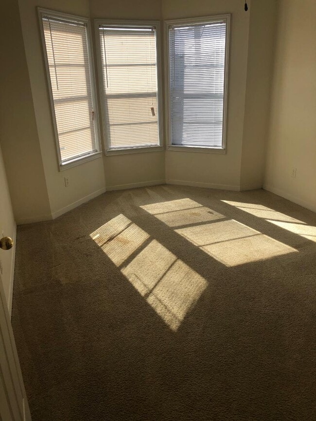 Building Photo - 915 W 23rd St