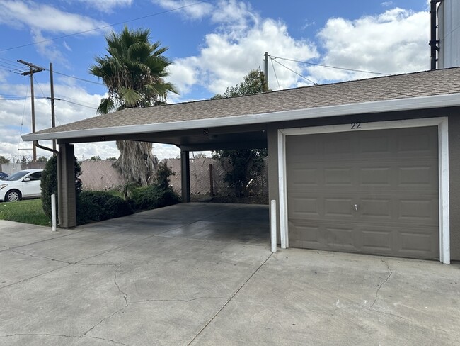 Building Photo - Riverbank 3 Bedroom 2 Bath Fourplex with G...
