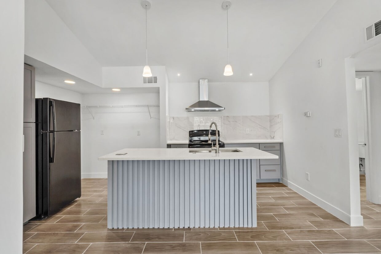 VENETIAN PLACE - 2nd floor • 1 BR 1 Bath -... - VENETIAN PLACE - 2nd floor • 1 BR 1 Bath -...