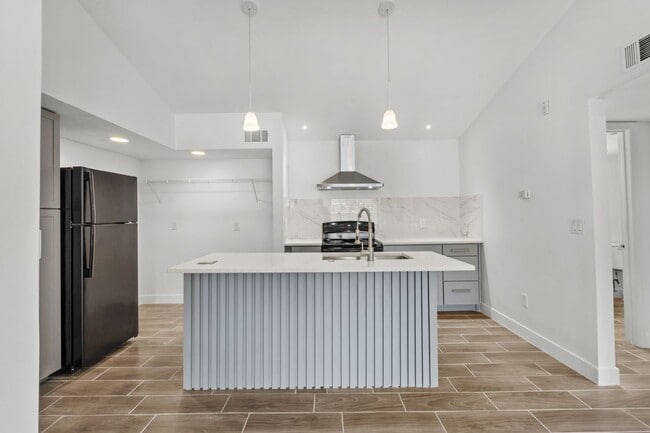 Building Photo - VENETIAN PLACE - 2nd floor • 1 BR 1 Bath - 735 ft²