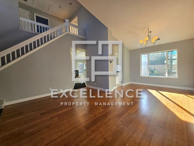 Foto del edificio - Beautiful 3/2 House Near Park With Laundry, High Ceilings, Yard and Pets Negotiable