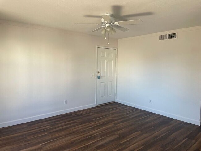 Building Photo - Updated 2bed/2bath