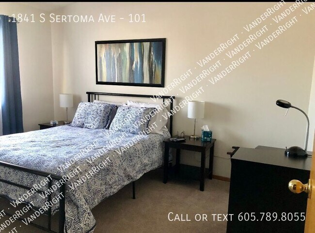 Building Photo - 3 Bedroom 2 Bathroom End Unit Condo!