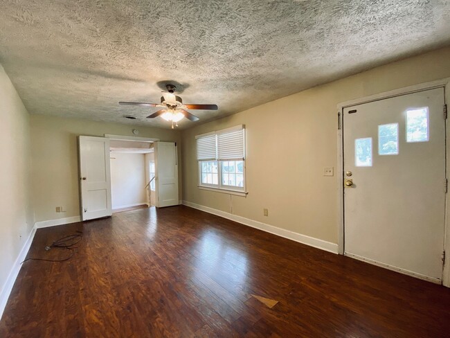 Building Photo - 3 bedroom 3 bathroom with large backyard o...