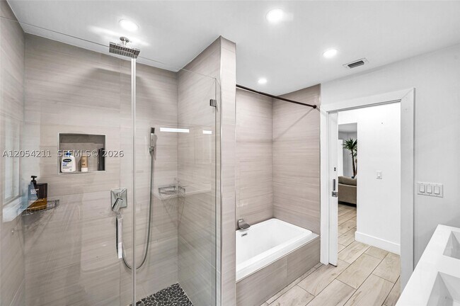 Foto del edificio - 1080 NE 104th St