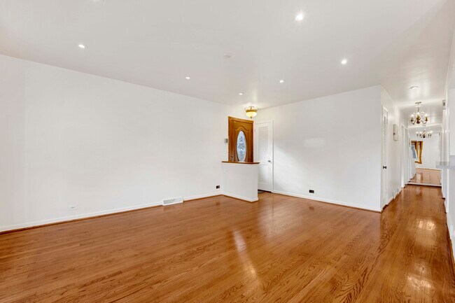 Foto del edificio - 9410 Lawler Ave