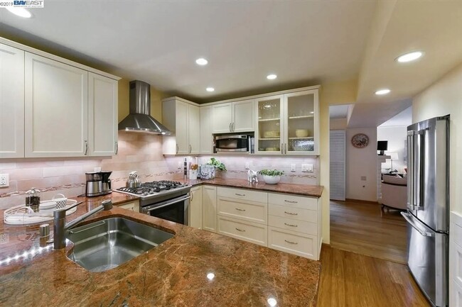 Foto del edificio - Spacious 4BR Townhome in Alameda