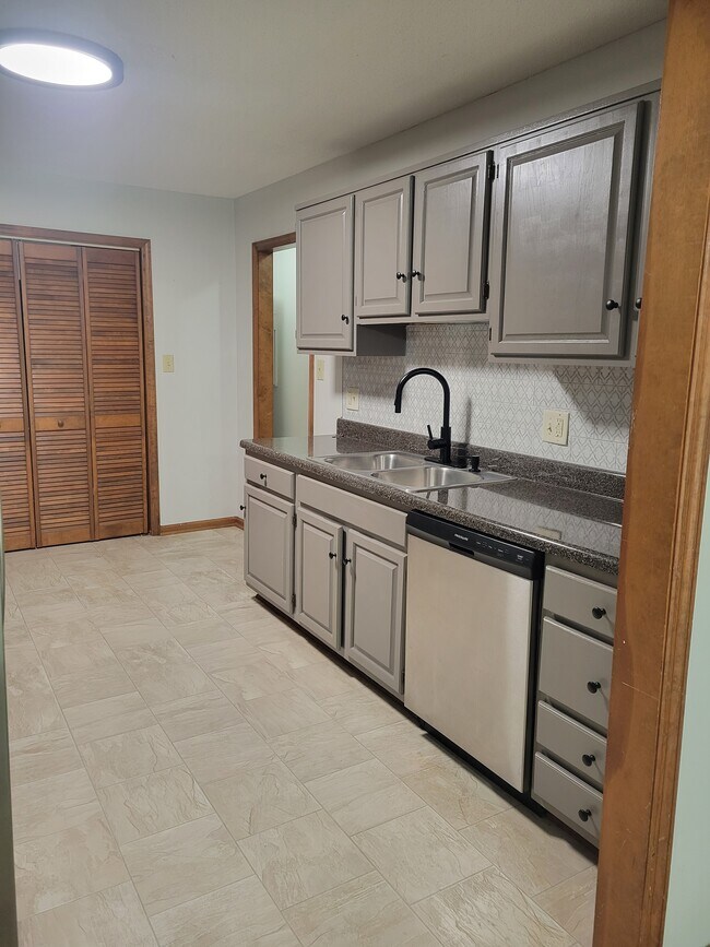 Kitchen - 135 Pebble Dr