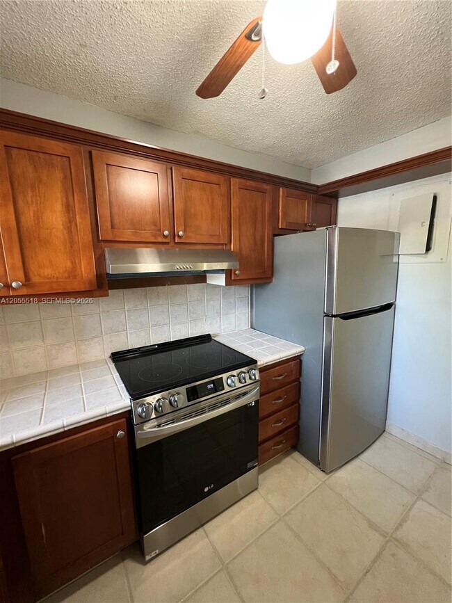 Building Photo - 200 Jacaranda Country Club Dr