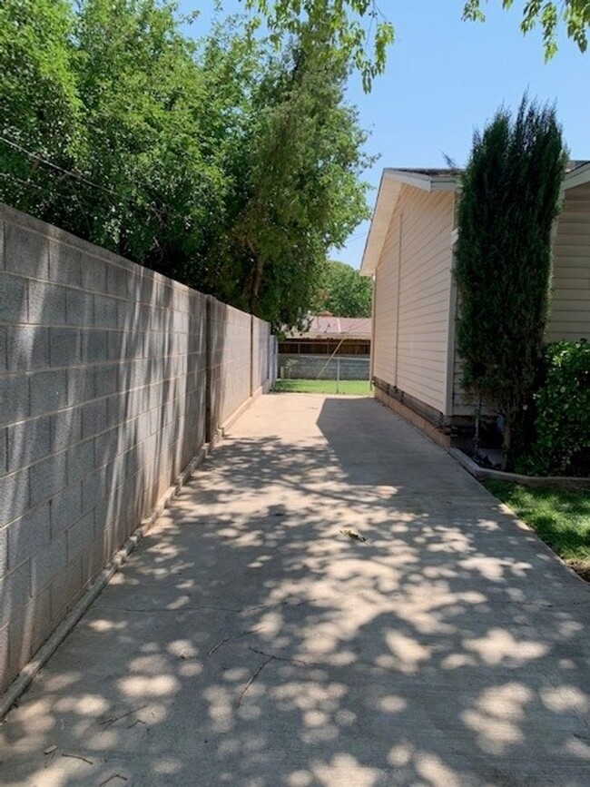 Building Photo - Remodeled 3 bedroom, 1 bathroom Downstairs...