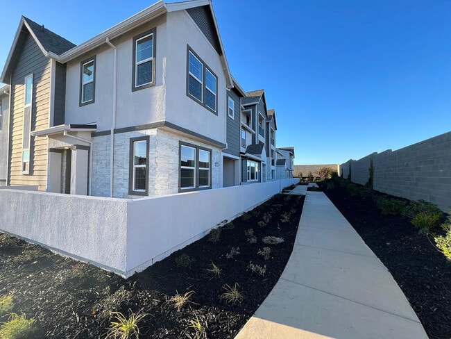 Building Photo - 3050 Lupita Pepper Walk