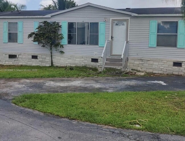 Building Photo - 220 NE 12th Ave