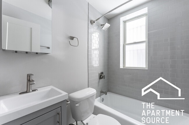 Building Photo - 640 W Wrightwood Ave