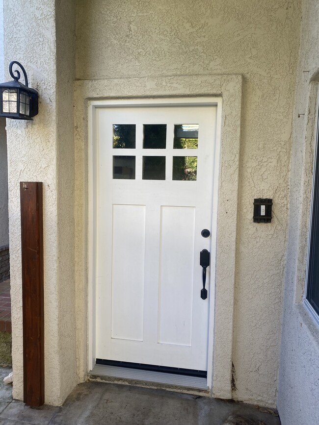 Front Door Access - 30 Cayman Ct