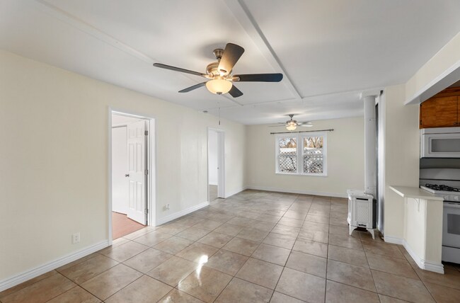 Foto del edificio - Charming 2 Bedroom, 1 Bathroom Back Unit with Private Yard — Close to Downtown