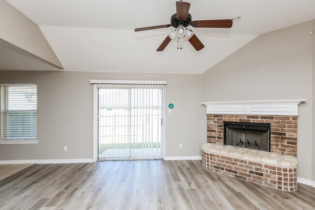 Foto del edificio - 409 Partridge Cir