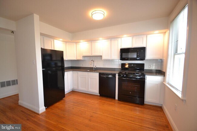 Building Photo - 606 Kromer Ave