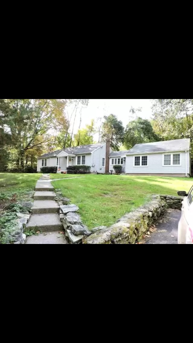 5 bedrooms,2 bathrooms and 2 kitchens. Share space. - 153 School St