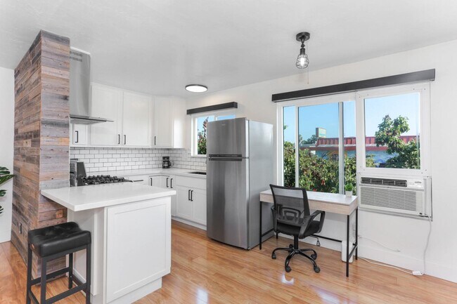 Foto del edificio - 4262 Wilson Ave