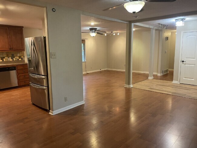 Building Photo - Lovely, well maintained 3 bedroom 2 bath i...