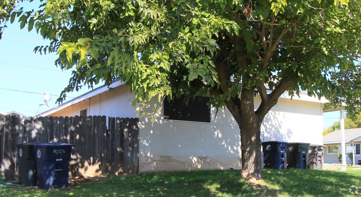 Building Photo - Almond Terrace Duplexes